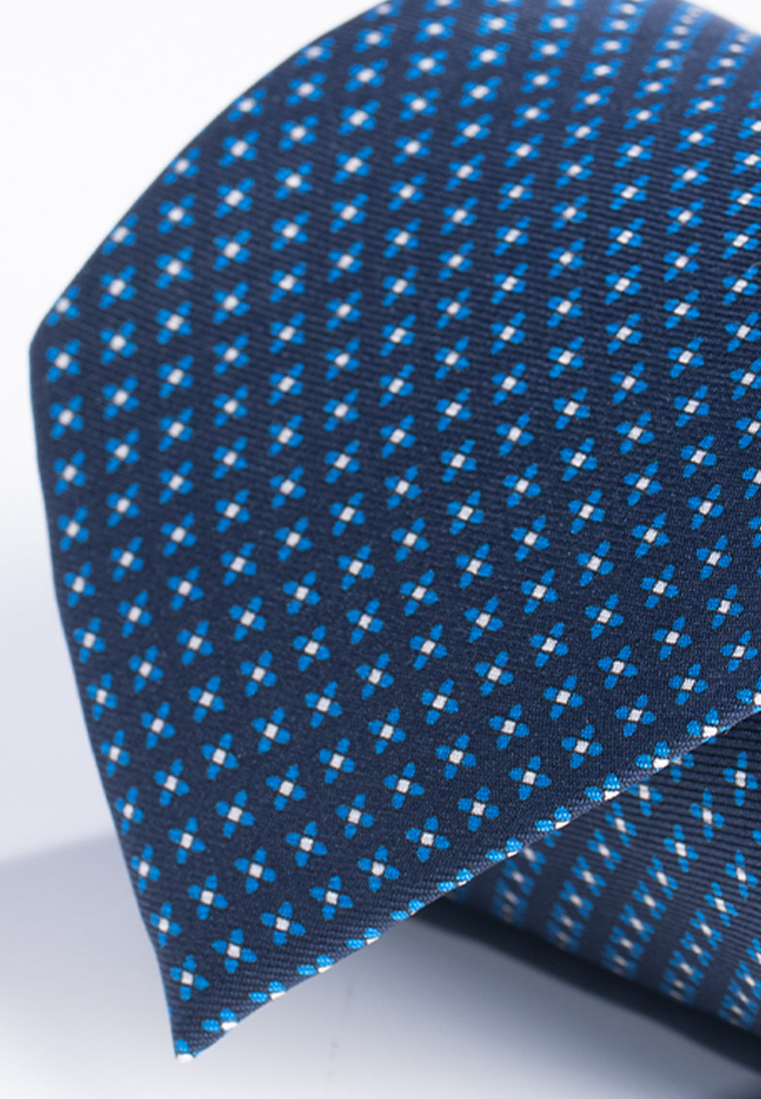 Cravatta uomo blu con micro fantasia geometrica in pura seta