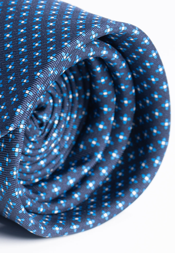 Cravatta uomo blu con micro fantasia geometrica in pura seta