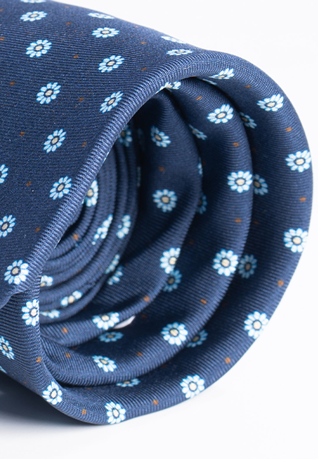 Cravatta uomo blu con fantasia a margherite in pura seta