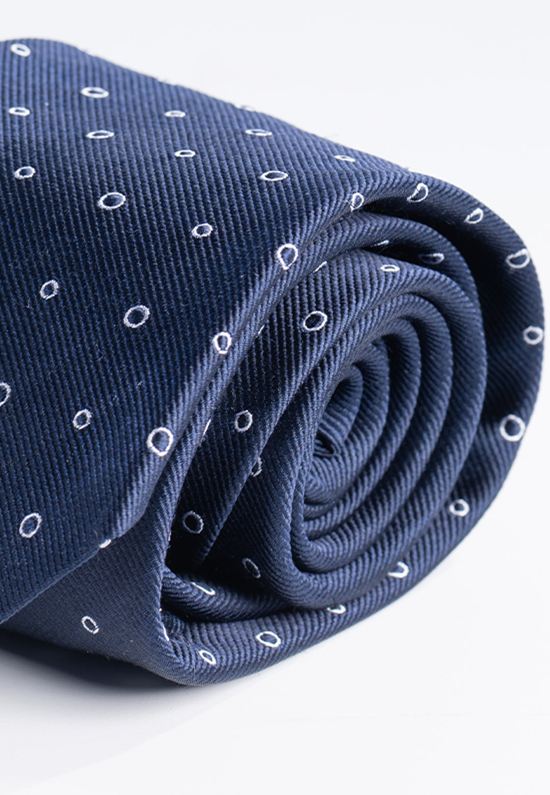 Cravatta uomo blu con fantasia ad anelli bianchi in pura seta