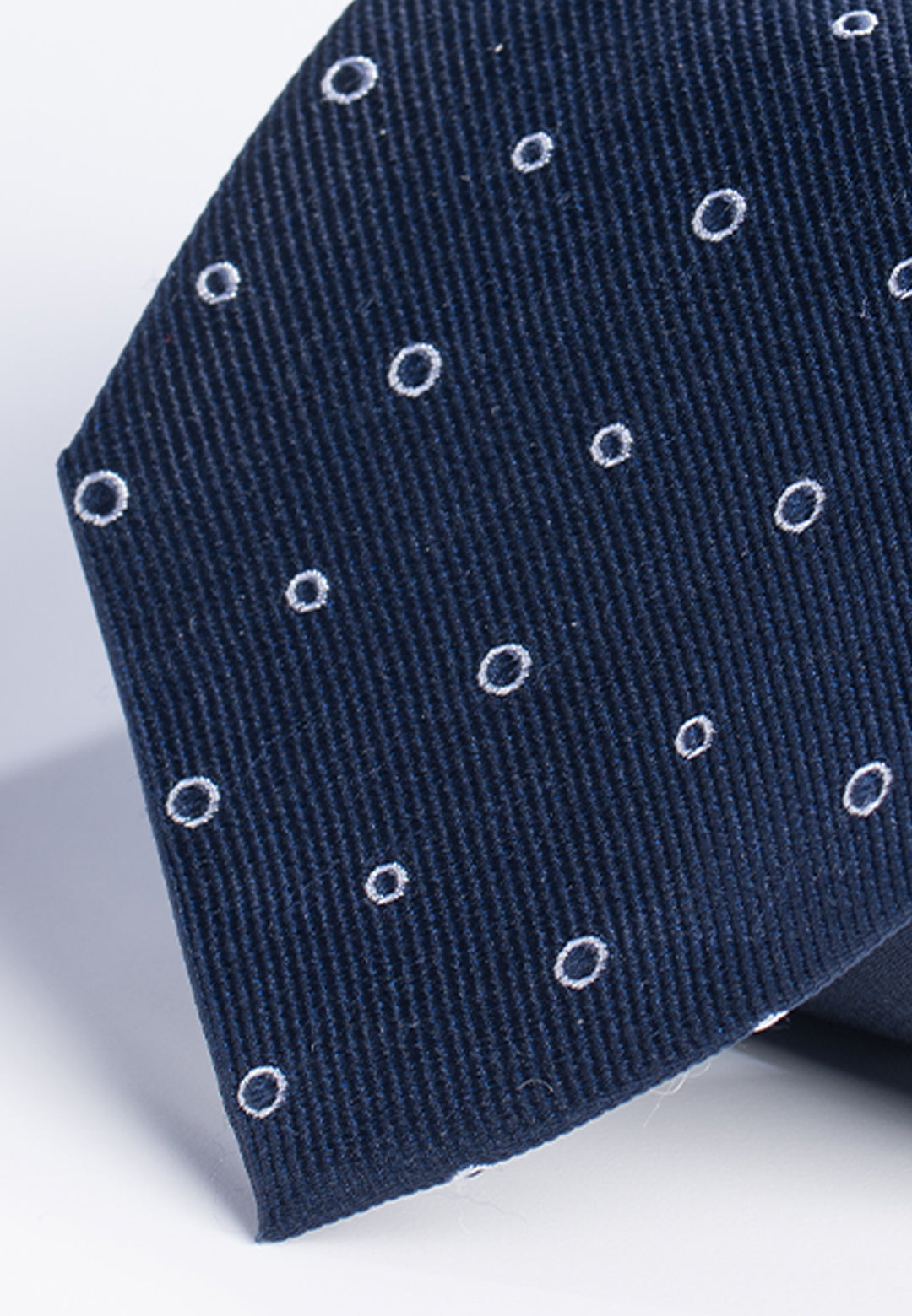 Cravatta uomo blu con fantasia ad anelli bianchi in pura seta
