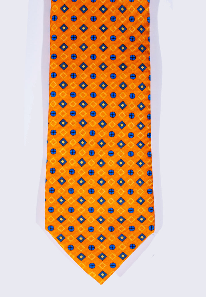 Cravatta uomo arancione con fantasia geometrica blu in pura seta