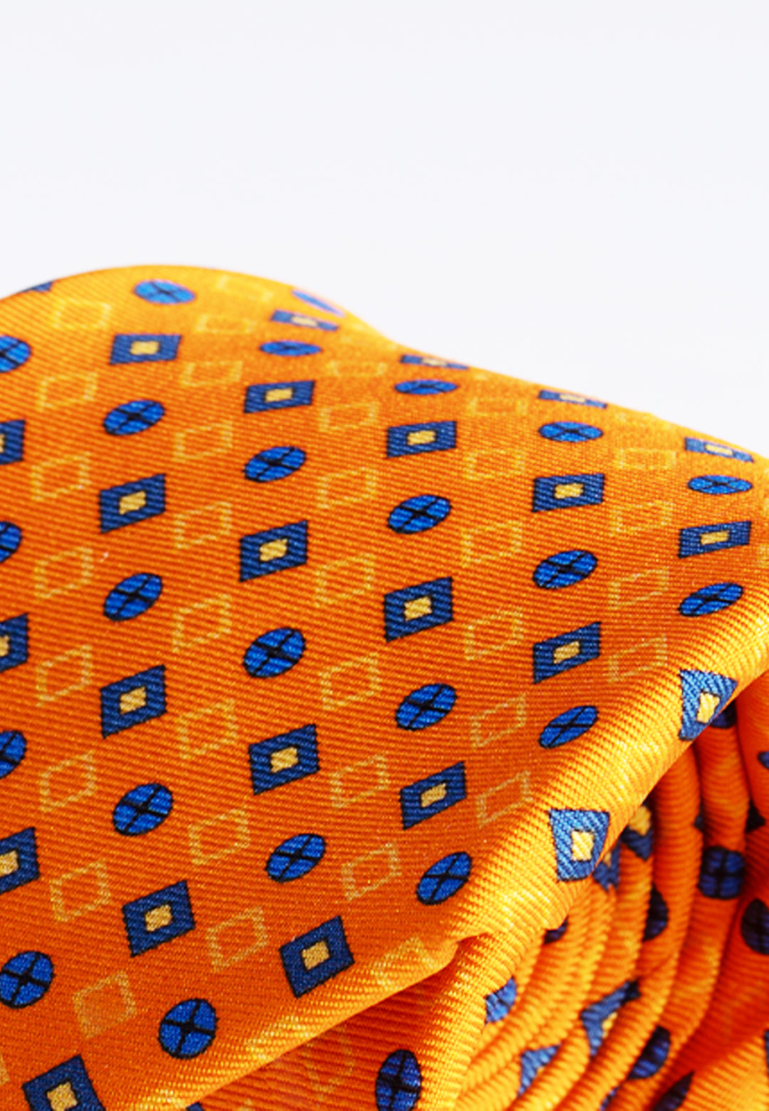 Cravatta uomo arancione con fantasia geometrica blu in pura seta