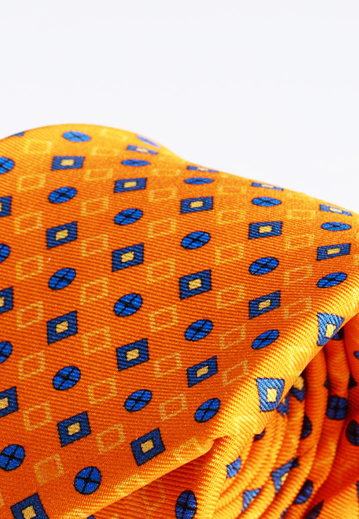 Cravatta uomo arancione con fantasia geometrica blu in pura seta