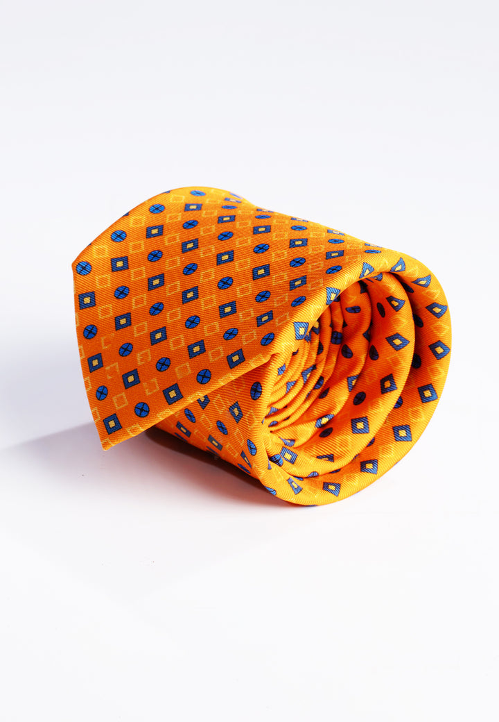 Cravatta uomo arancione con fantasia geometrica blu in pura seta