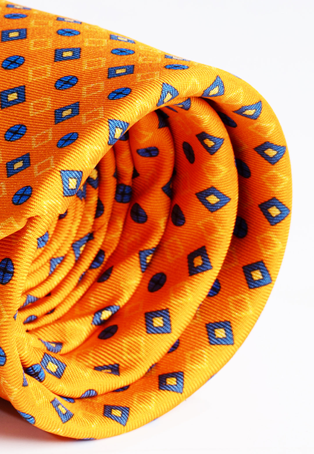 Cravatta uomo arancione con fantasia geometrica blu in pura seta