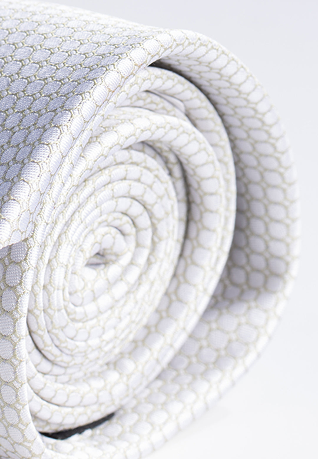 Cravatta uomo grigio perla con micro trama geometrica in pura seta
