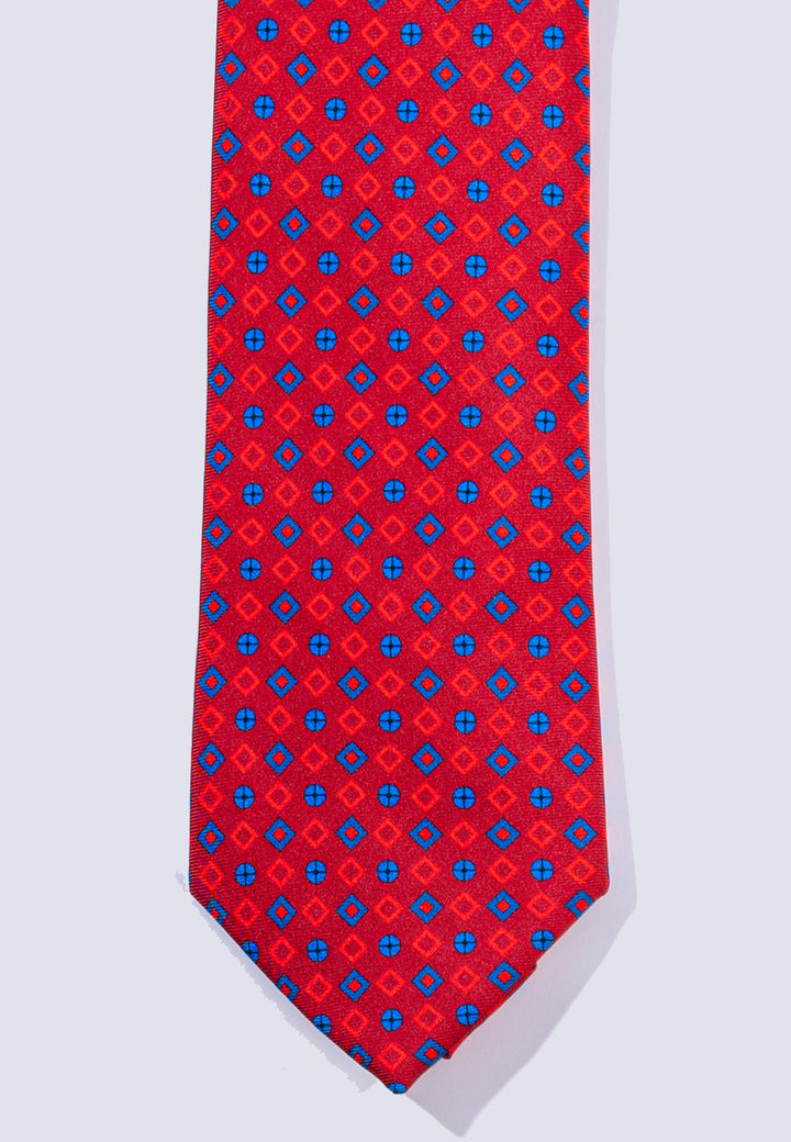 Cravatta uomo rossa con fantasia geometrica blu in pura seta