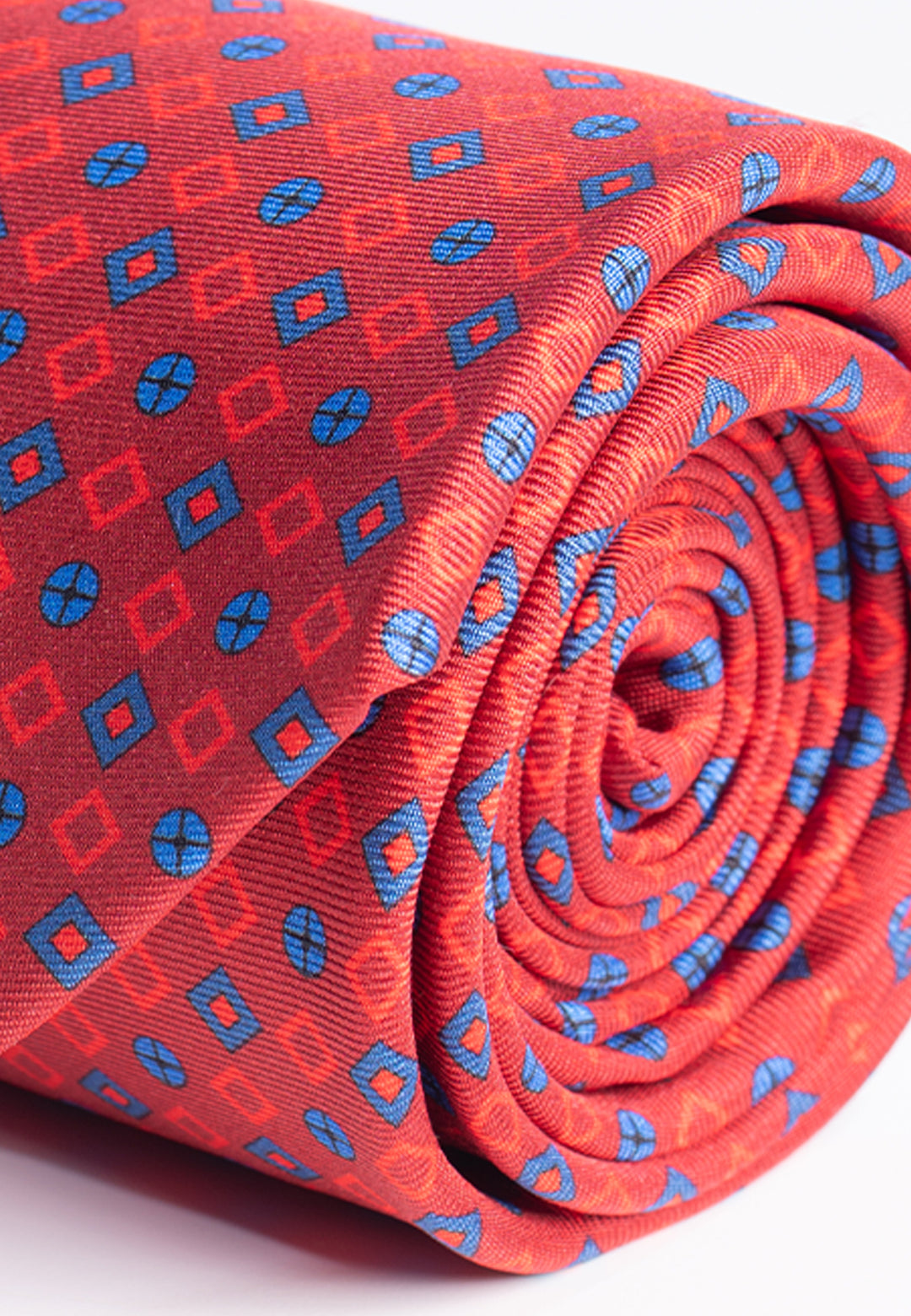 Cravatta uomo rossa con fantasia geometrica blu in pura seta