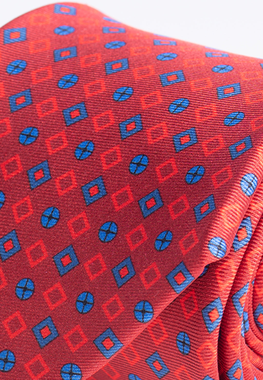 Cravatta uomo rossa con fantasia geometrica blu in pura seta
