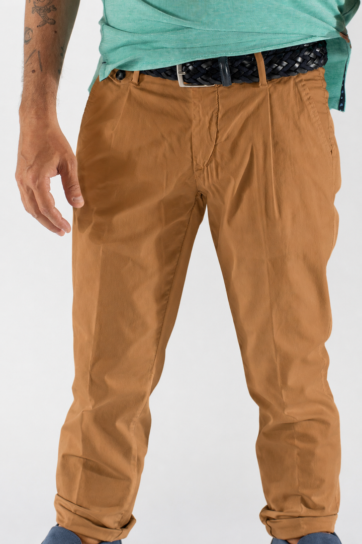 Pantalone uomo in cotone con pince e fondo con risvolto