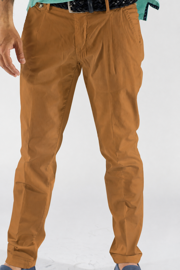 Pantalone uomo in cotone con pince e fondo con risvolto